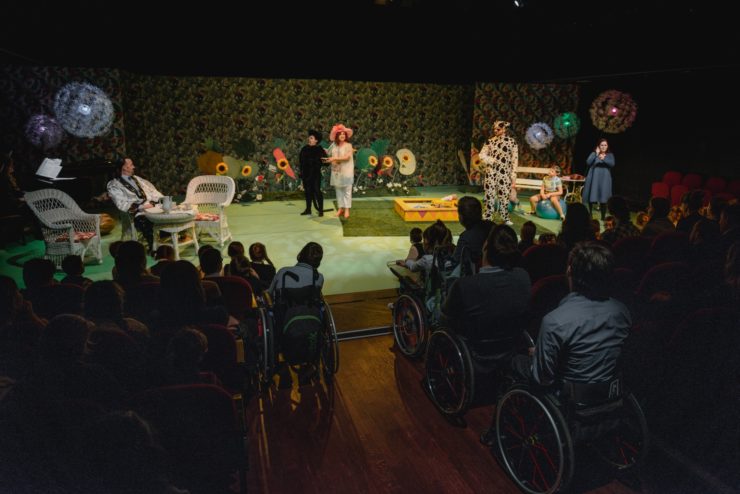 Spektakl teatralny, na widowni osoby na wózkach inwalidzkich