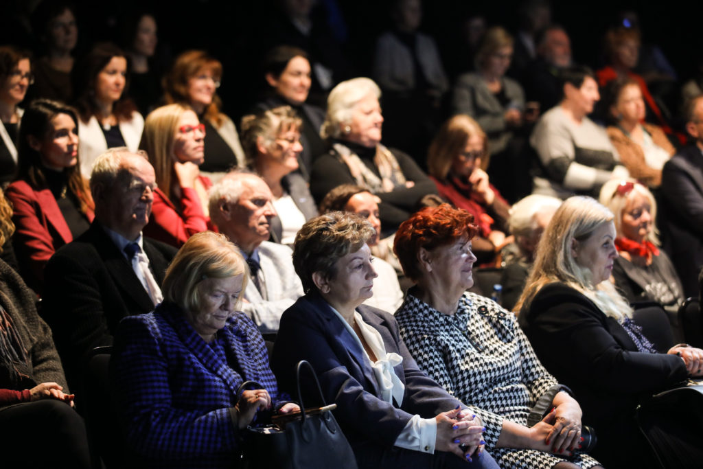 Uczestnicy 5. Małopolskiego Kongresu Srebrnej Gospodarki siedzący na sali w układzie kinowym i słuchający wystąpienia.
