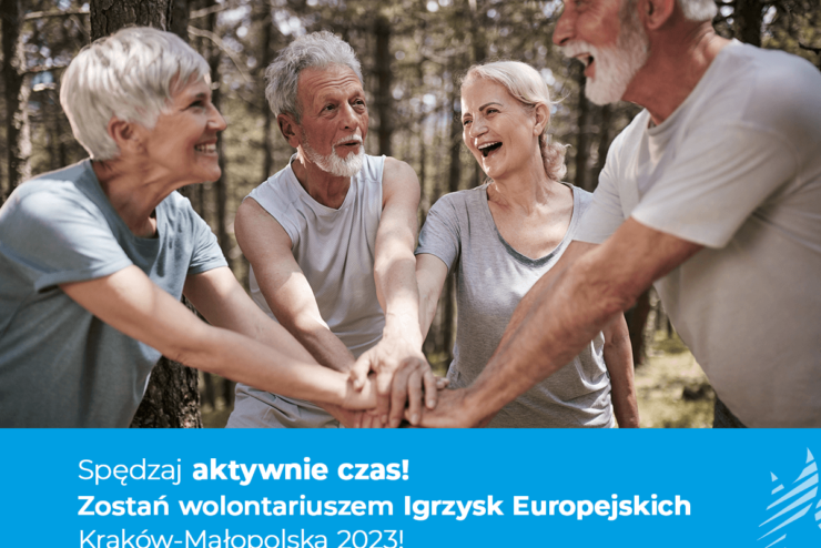 Grafika zachęcająca do aktywnego spędzania czasu, działając jako wolontariusz Igrzysk Europejskich Kraków-Małopolska 2023. Na zdjęciu czworo seniorów w strojach sportowych przybijających piątkę. W tle las.