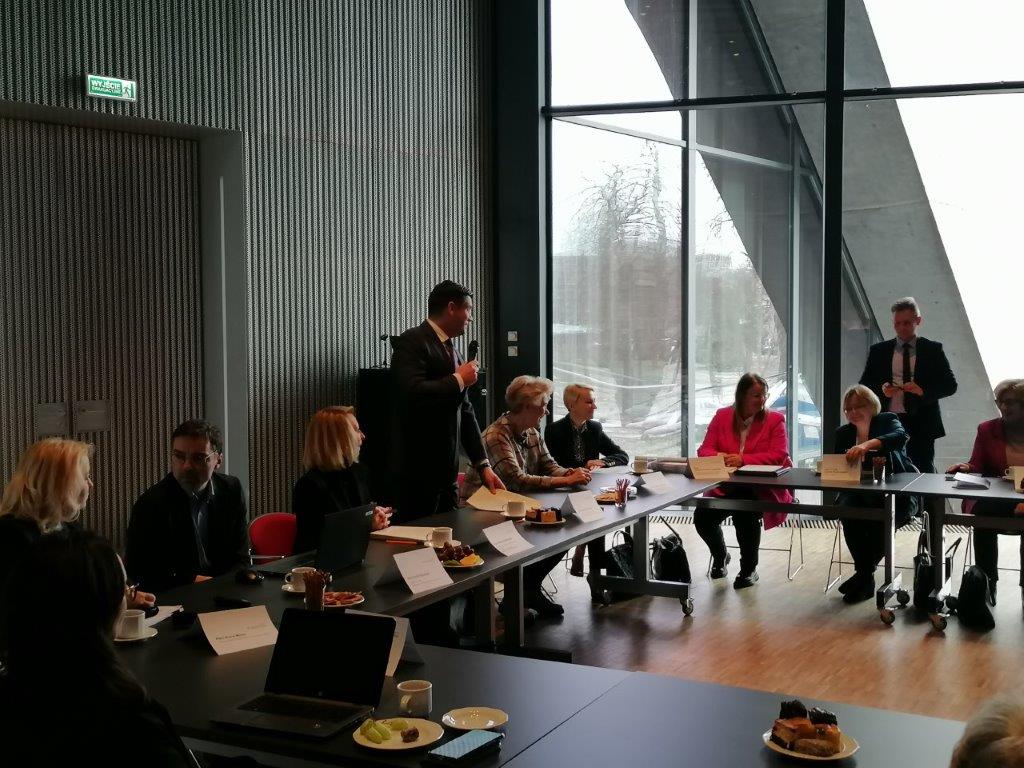 Zdjęcie z posiedzenia Małopolskiej Rady ds. Polityki Senioralnej. Na zdjęciu członkowie Rady siedzący przy stole ustawionym w podkowę.