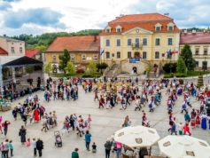 Międzypokoleniowy Polonez na 100 par / Źródło: fot. Stowarzyszenie Wielicki UTW