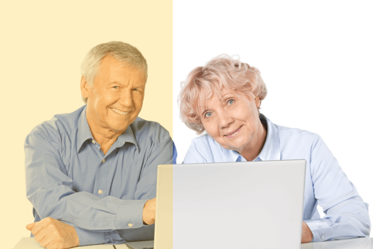 Fragment okładki Programu Strategicznego Srebrna Małopolska 2030; na zdjęciu znajduje się para uśmiechniętych seniorów z laptopem ustawionym na stole przed nimi.