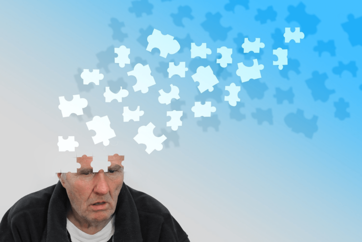 zdjęcie ilustrujące przedstawiające seniora oraz rozsypane puzzle