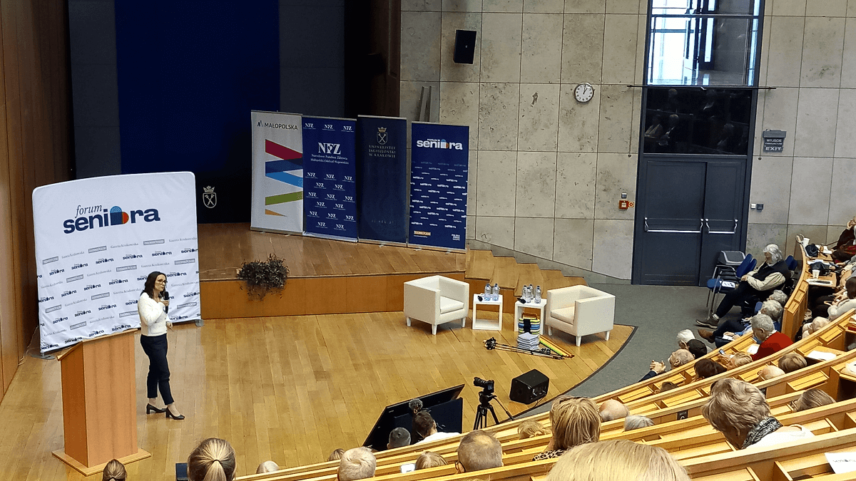 Osoby siedzące na auli Auditorium Maximum Uniwersytetu Jagiellońskiego podczas prezentacji Programu strategicznego Srebrna Małopolska 2030