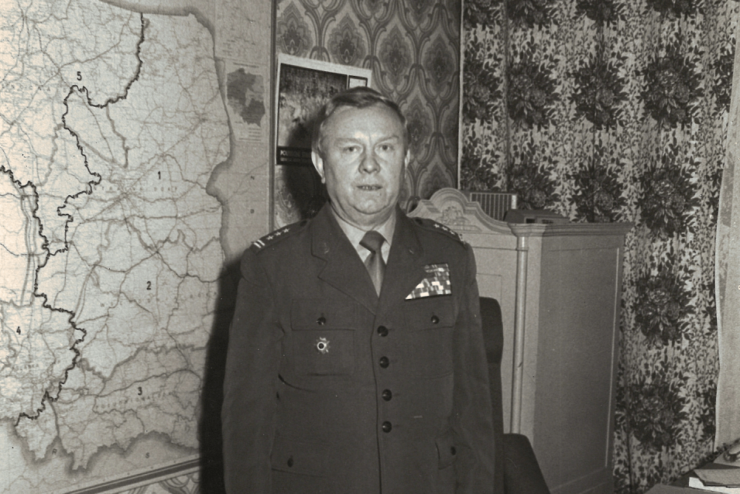 Jerzy Łysak w swoim gabinecie, kiedy pełnił funkcję szefa przewozów wojskowych przy Południowej Dyrekcji Kolei