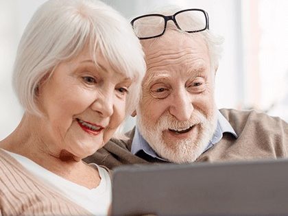 Bezpieczny senior – jak nie dać się oszukać w Internecie