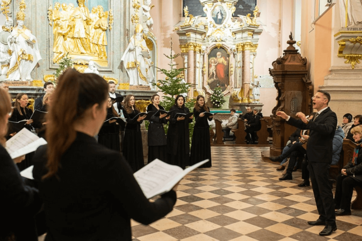 Koncert chóru w kościele.